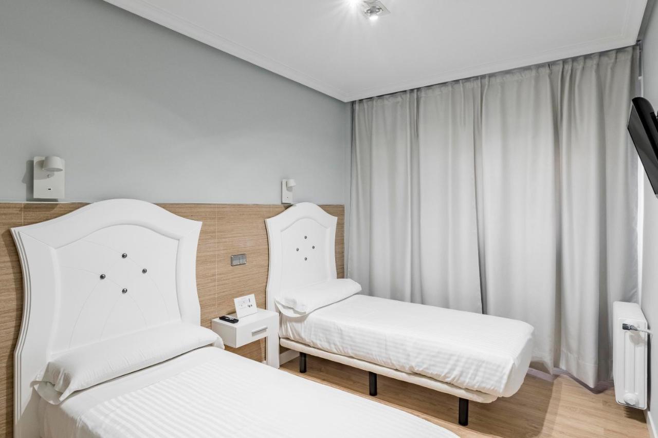 Hostal Los Angeles Madrid Exterior photo