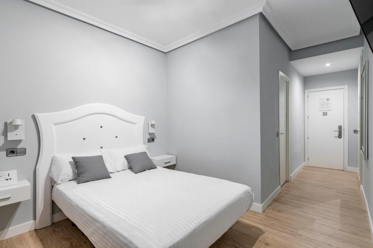 Hostal Los Angeles Madrid Exterior photo