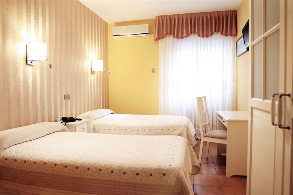 Hostal Los Angeles Madrid Exterior photo