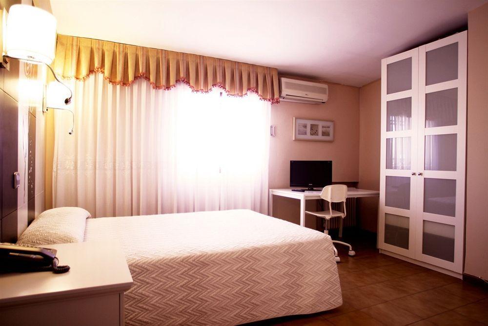 Hostal Los Angeles Madrid Exterior photo